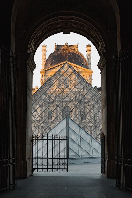 Louvre Museum + Arc de Triomphe guided tour